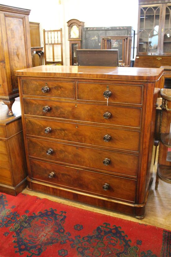 Large Victorian mahogany chest of drawers